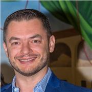 Psicologo impartisce lezioni a studenti di liceo ed universitari